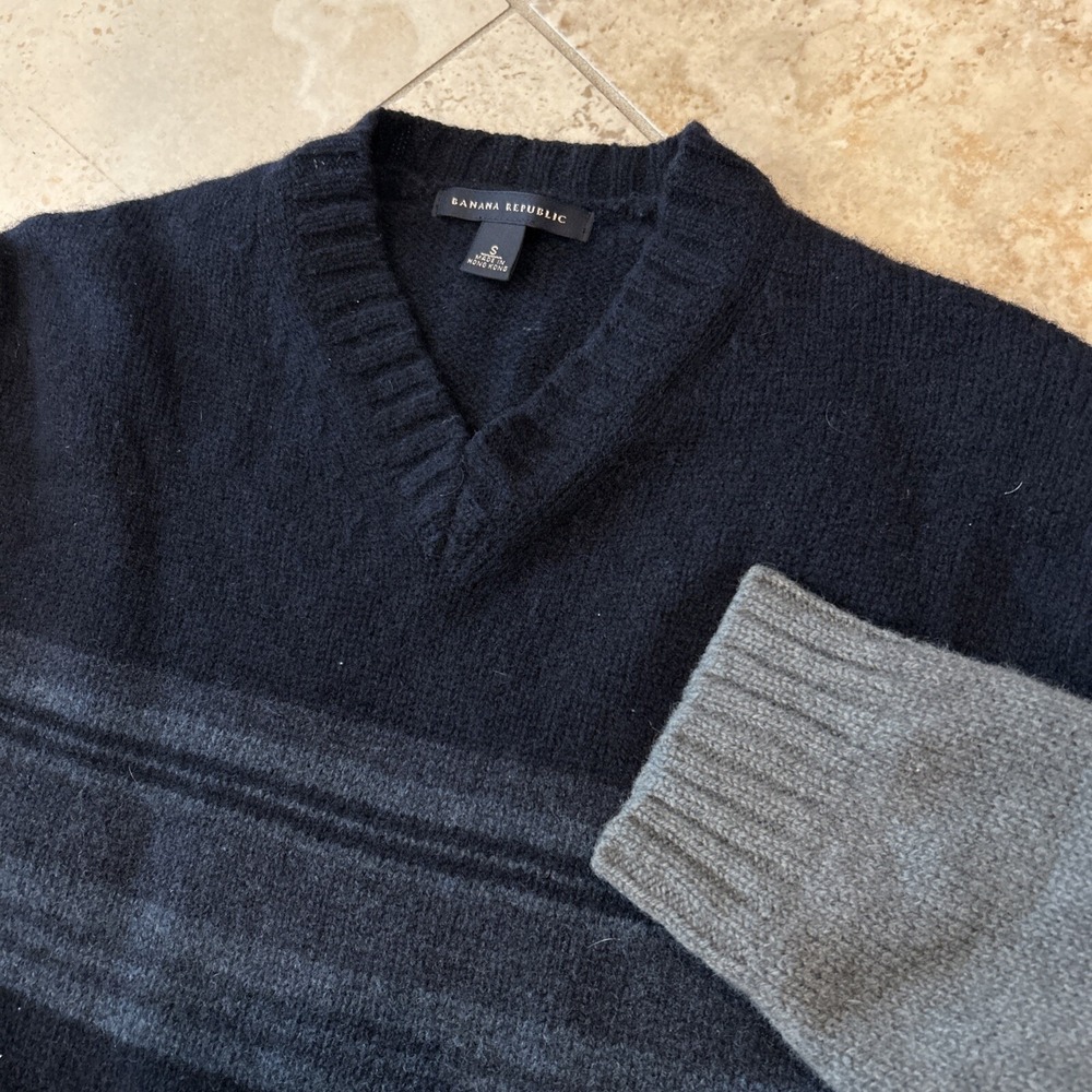 Banana Republic Sweater Mens Small Blue Grey Striped V-Neck Wool Blend Pullover